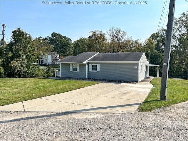 view of front of home featuring a front lawn