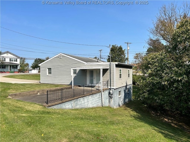 back of house featuring a lawn