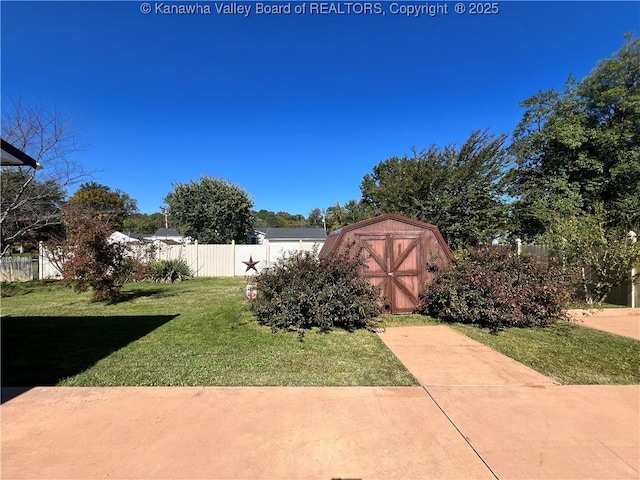 view of yard featuring a shed