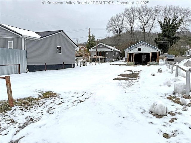 view of yard layered in snow