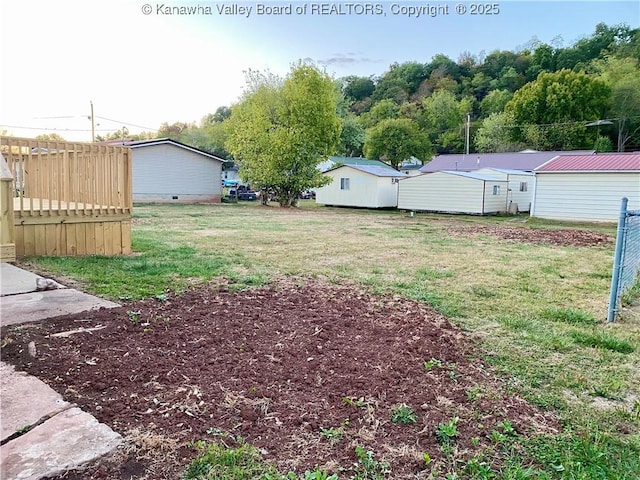 view of yard featuring a storage shed