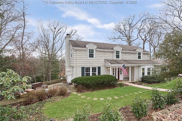 view of front facade featuring a front yard