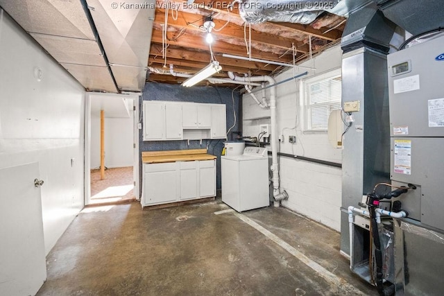 basement with heating unit and washer / clothes dryer