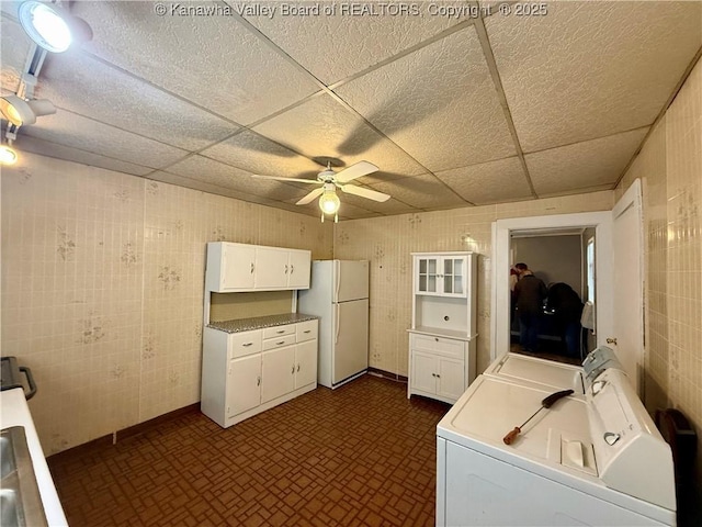 washroom with independent washer and dryer and ceiling fan