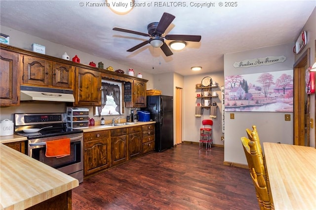 kitchen featuring sink, black fridge, dark hardwood / wood-style floors, electric stove, and ceiling fan