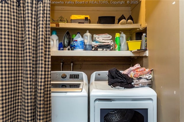 laundry room with washing machine and dryer