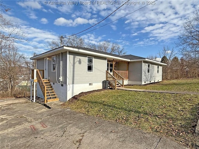 manufactured / mobile home with a front yard