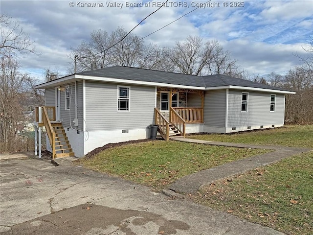 view of front of house with covered porch and a front lawn