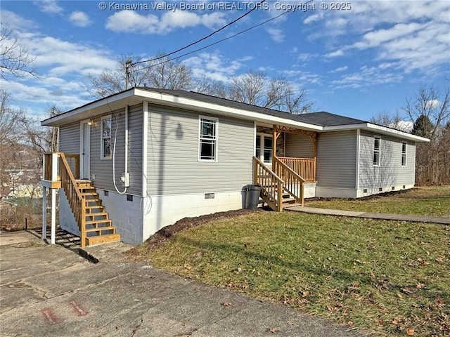 manufactured / mobile home with a front lawn