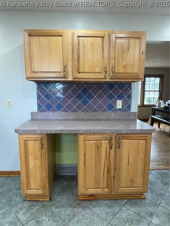 kitchen with decorative backsplash