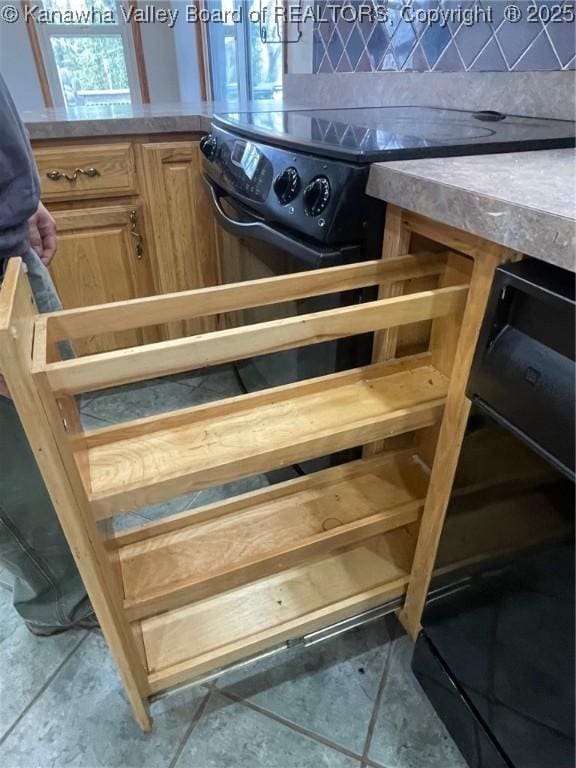 room details featuring tasteful backsplash