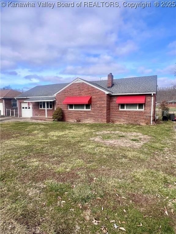 view of front of property featuring a garage and a front yard