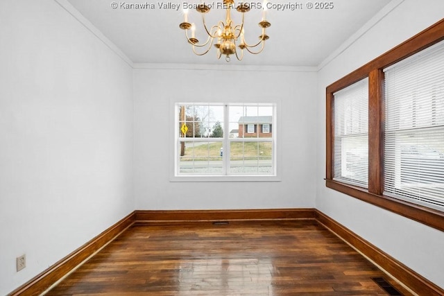 empty room with ornamental molding, dark hardwood / wood-style flooring, and a notable chandelier