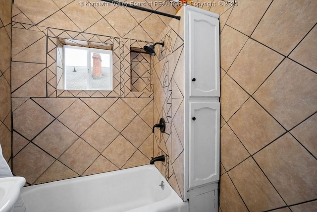 bathroom with tiled shower / bath combo