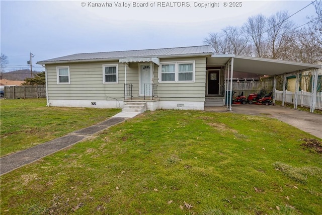 view of front of home featuring a front lawn and a carport