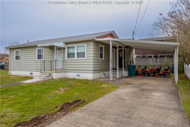 view of front of house with a carport and a front lawn