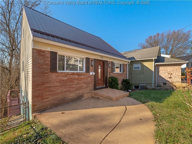 view of front of home featuring a front lawn and a patio area