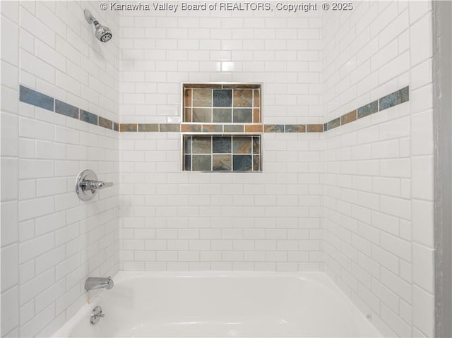 bathroom featuring tiled shower / bath