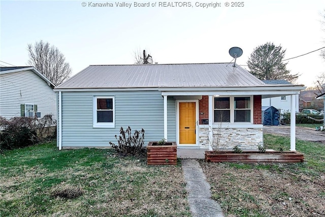 view of front of property featuring a front lawn