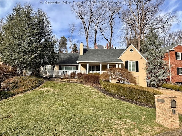 view of front of home featuring a front yard