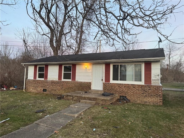 view of front of property featuring a front lawn