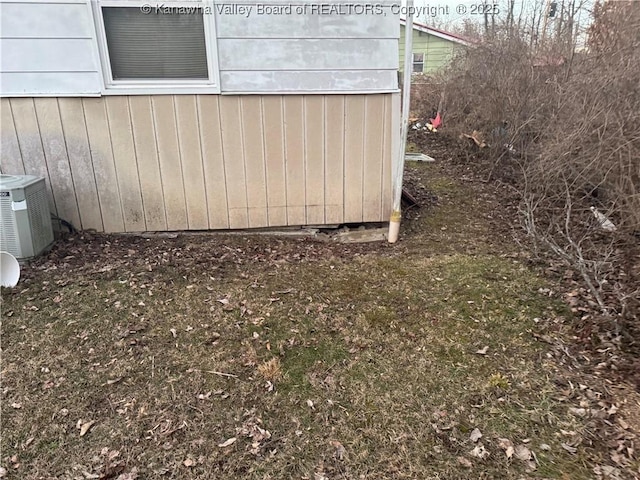 view of yard featuring cooling unit