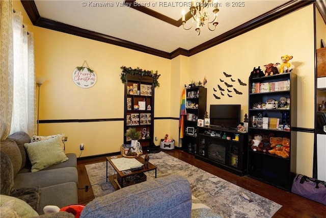 living room featuring dark wood-type flooring, ornamental molding, and a notable chandelier