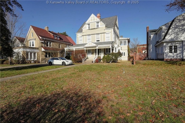 view of front facade featuring a porch and a front yard