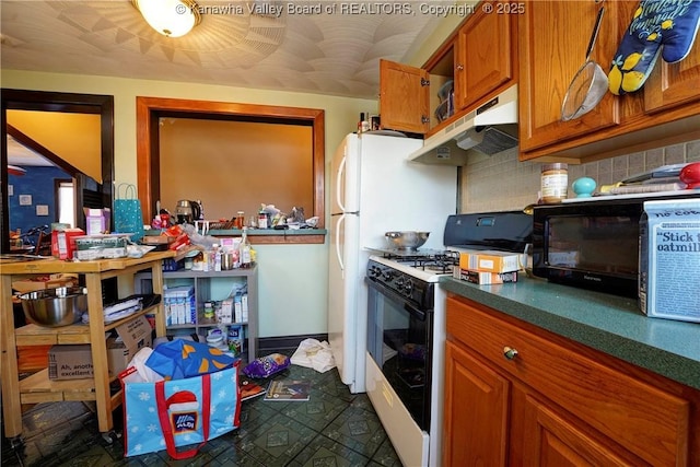 kitchen with range with gas cooktop and backsplash