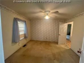 empty room featuring ceiling fan