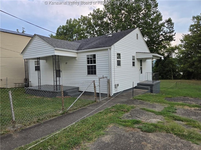 view of front of home featuring a front lawn