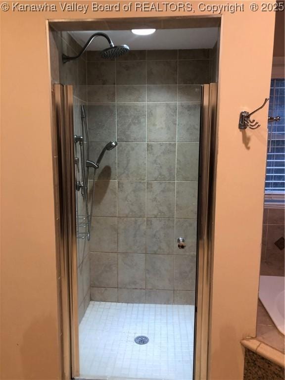 bathroom featuring a tile shower