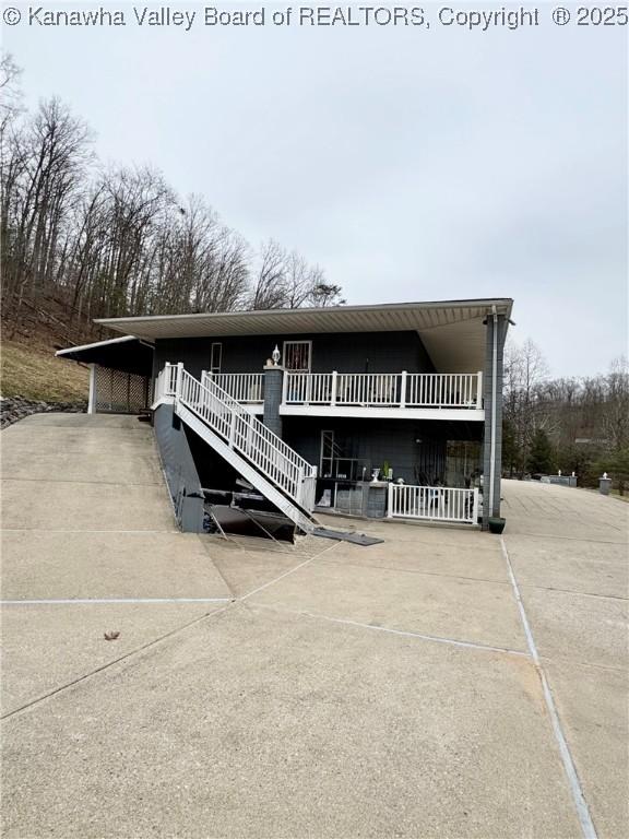 view of front facade with a carport