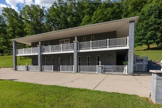 view of front of home with a front yard