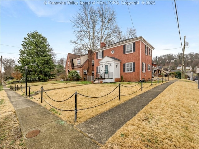 view of front of property with a front yard