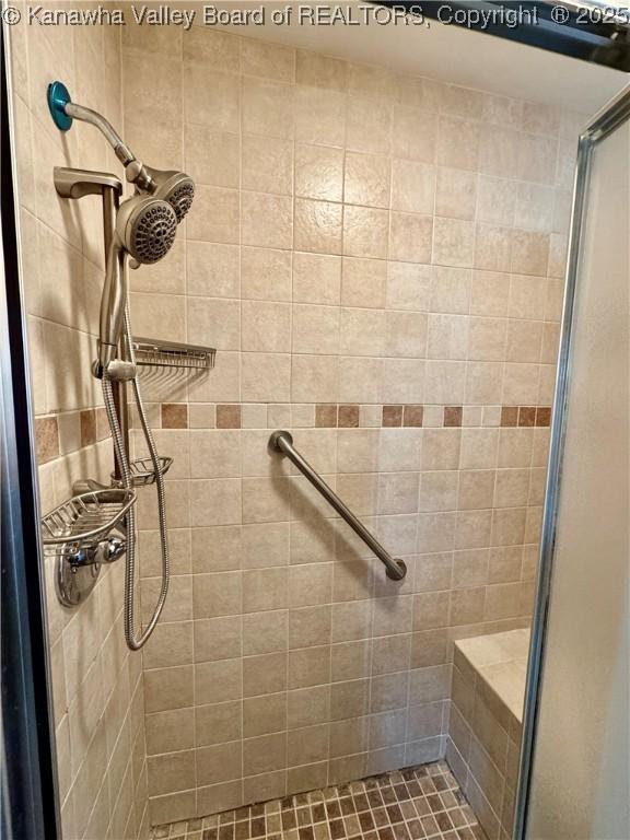 bathroom featuring a tile shower