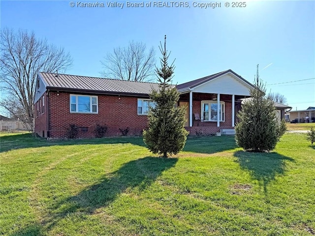 view of front of property featuring a front lawn