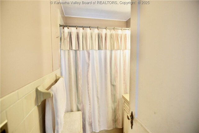full bath featuring curtained shower and vanity