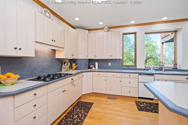 kitchen featuring tasteful backsplash, white cabinets, black gas cooktop, light wood-type flooring, and recessed lighting