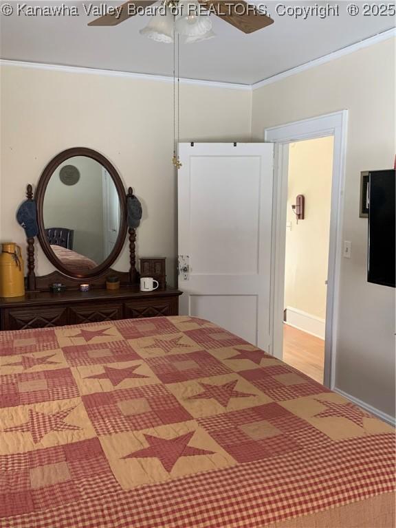 bedroom featuring ceiling fan and crown molding