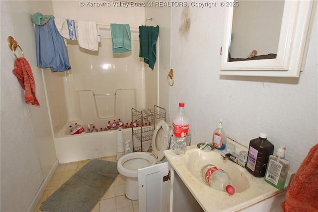 full bath featuring shower / bathtub combination, a sink, toilet, and tile patterned floors