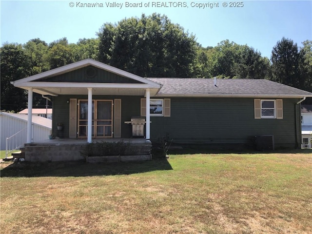 view of front of property featuring a porch and a front yard