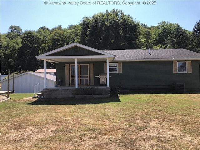 view of front of property featuring a porch and a front yard