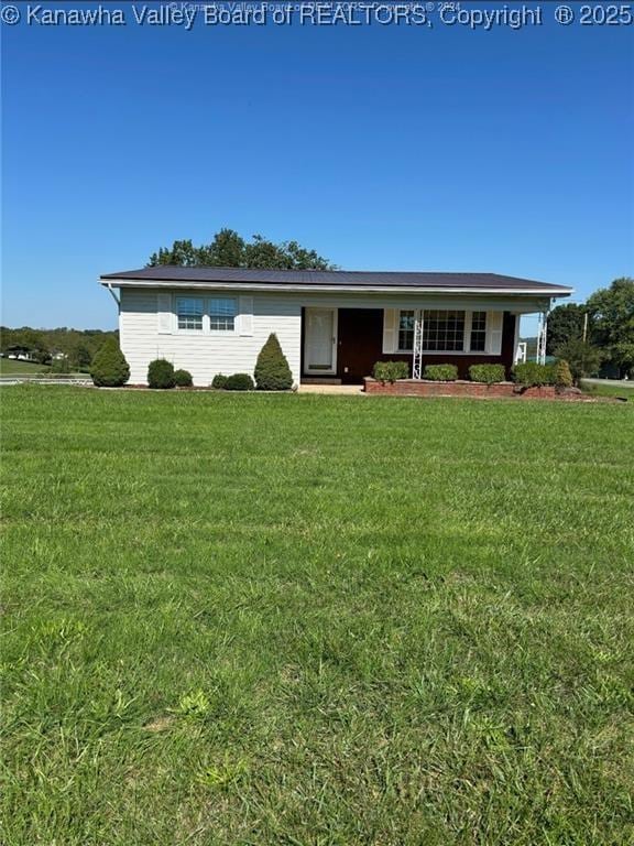 ranch-style house featuring a front yard