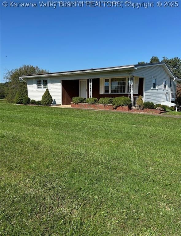 single story home with a front yard