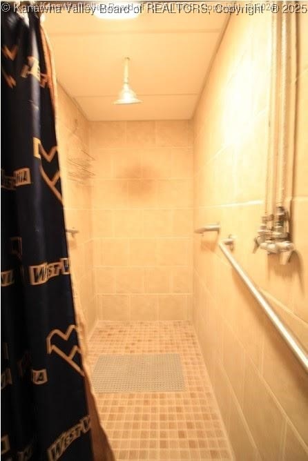 full bath with tiled shower