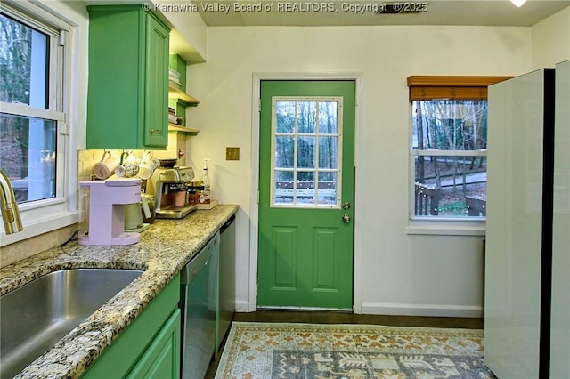 entryway featuring a sink and baseboards