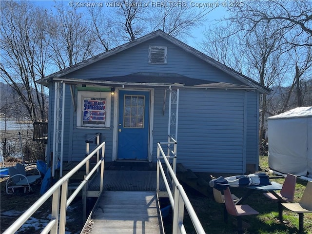 view of front of property with an outbuilding