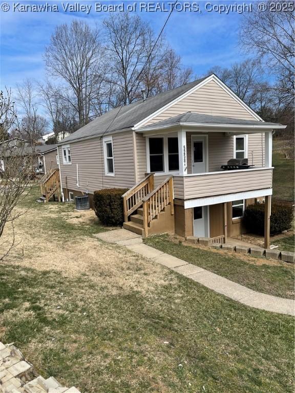 view of front of home featuring a front lawn