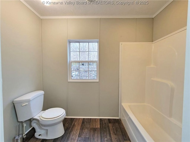 full bath with crown molding, a textured ceiling, toilet, and wood finished floors